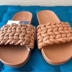 NIB Universal Thread Sandals. 6.5.